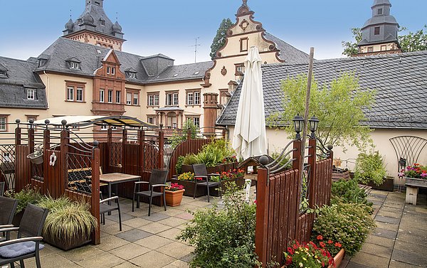 Dachterrasse des Wohnbereich 'Gräfin Thekla' mit Sonnenschirm, Sitzgelegenheiten und vielen Pflanzen